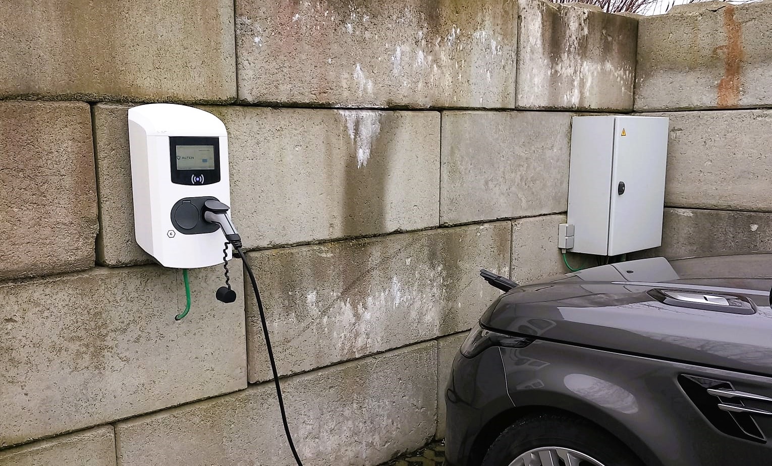 Installatie laadpaal voor elektrische voertuigen
